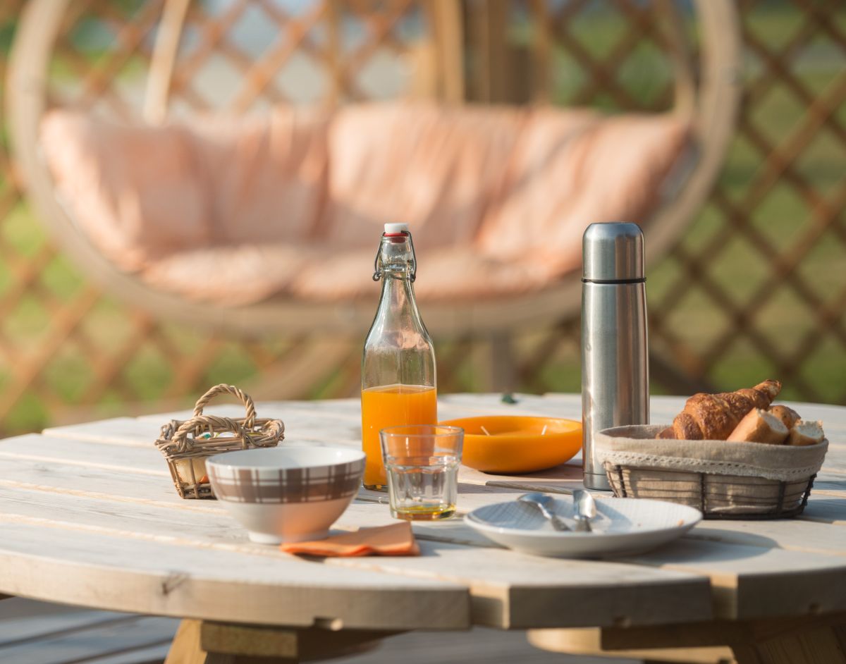 Petit déjeuner en amoureux dans un hébergement insolite de Bretagne